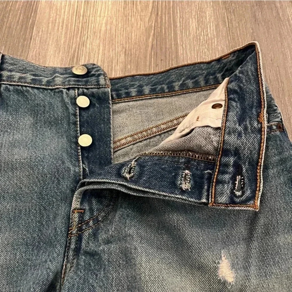 Levis 501 women’s Denim Shorts Raw Distressed Size 29 Button Fly - Picture 4 of 8